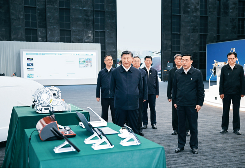 2024年10月17日至18日，中共中央總書記、國家主席、中央軍委主席習(xí)近平在安徽考察。這是17日下午，習(xí)近平在合肥濱湖科學(xué)城察看安徽省重大科技創(chuàng)新成果集中展示。