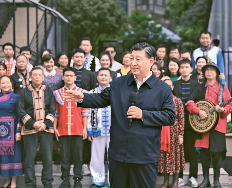 2023年12月14日至15日，中共中央總書記、國家主席、中央軍委主席習(xí)近平在廣西考察。這是14日上午，習(xí)近平在南寧市良慶區(qū)蟠龍社區(qū)考察時(shí)，同社區(qū)各族群眾親切交流。