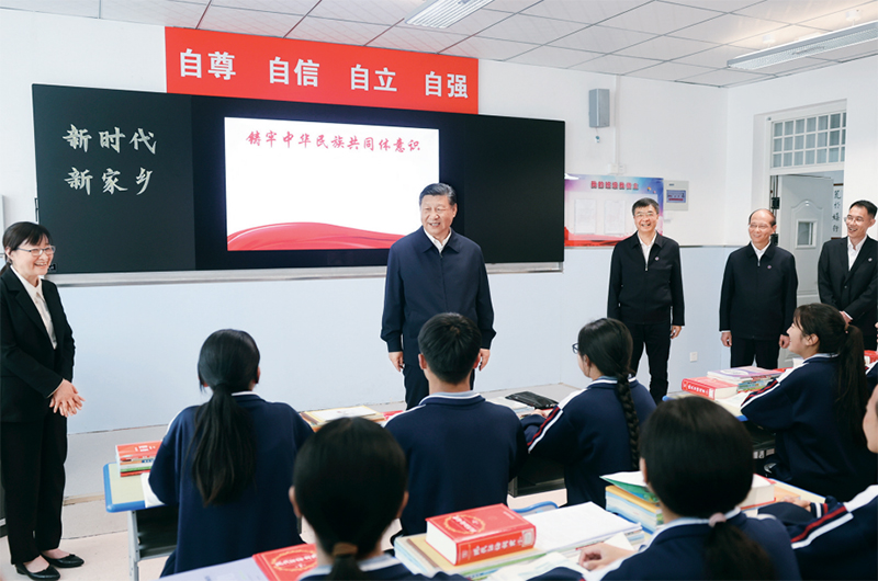2024年6月18日至19日，中共中央總書記、國家主席、中央軍委主席習(xí)近平在青海考察。這是18日下午，習(xí)近平在果洛西寧民族中學(xué)高一（1）班觀摩“新時(shí)代、新家鄉(xiāng)”主題思政課。