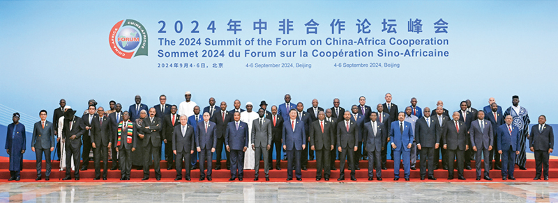 2024年9月5日上午，國家主席習(xí)近平在北京人民大會(huì)堂出席中非合作論壇北京峰會(huì)開幕式并發(fā)表主旨講話。這是開幕式前，習(xí)近平同出席峰會(huì)的外方領(lǐng)導(dǎo)人集體合影。