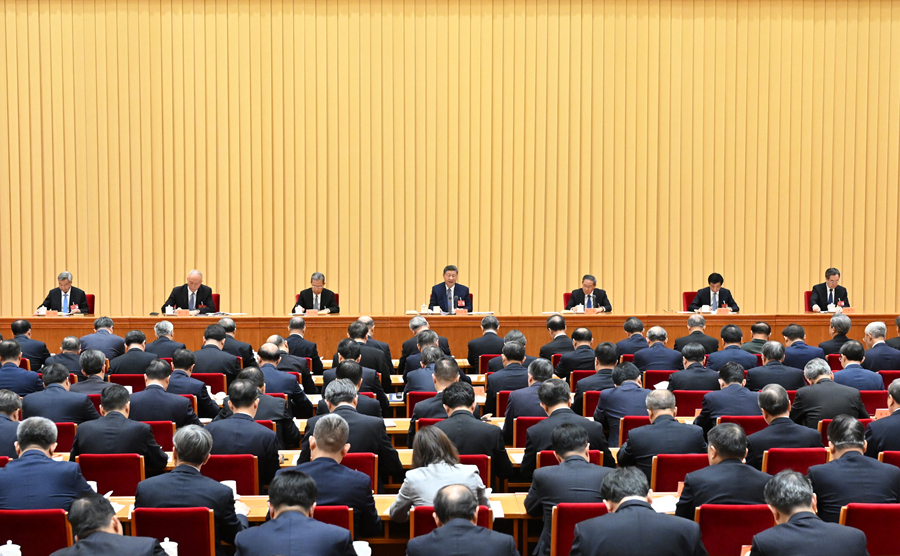 　　12月10日至11日，中央經(jīng)濟(jì)工作會(huì)議在北京舉行。中共中央總書(shū)記、國(guó)家主席、中央軍委主席習(xí)近平出席會(huì)議并發(fā)表重要講話。李強(qiáng)、趙樂(lè)際、王滬寧、蔡奇、丁薛祥、李希出席會(huì)議。