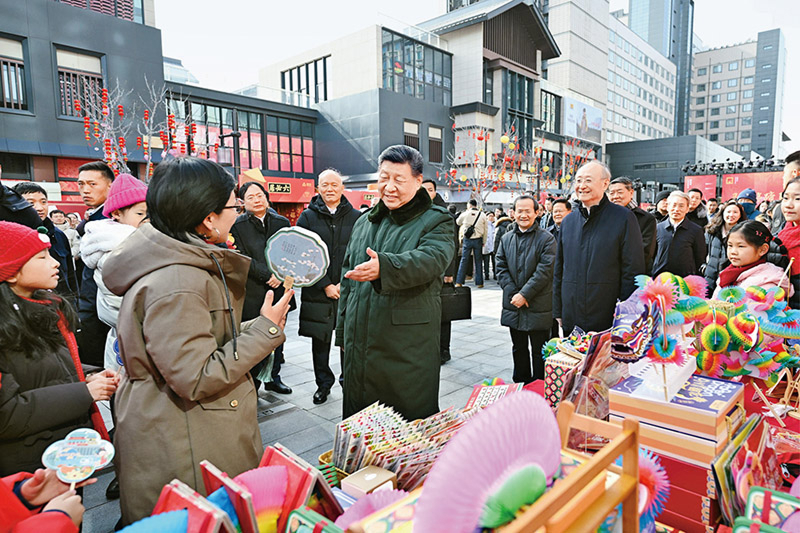 2026年2月9日至10日，中共中央總書記、國家主席、中央軍委主席習(xí)近平在北京考察并看望慰問基層干部群眾。這是10日上午，習(xí)近平在東城區(qū)隆福寺街區(qū)新春市集考察時，同現(xiàn)場群眾親切交流。